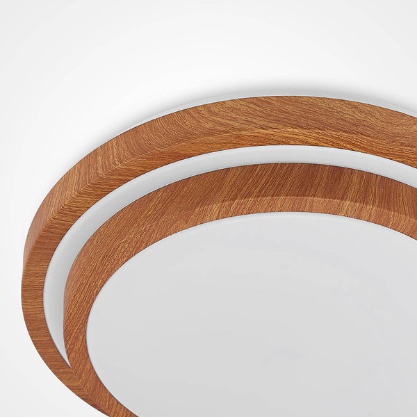 Runde LED-Deckenleuchte im mehrlagigen Design mit konzentrischen Ringen in Holzoptik und weißen Diffusoren.