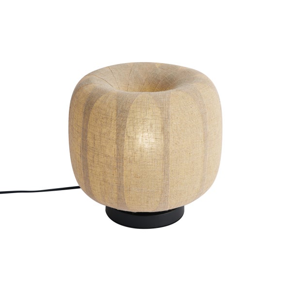 Tischleuchte mit rundem Textilschirm aus Leinen, schwarzem Standfuß und warmem Licht.