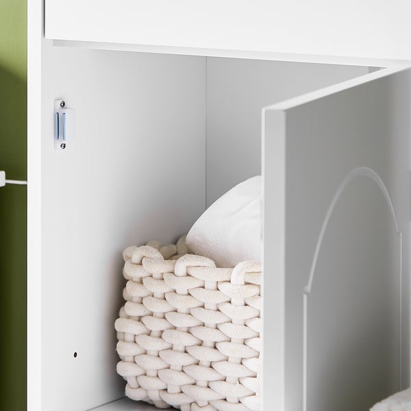 Innenraum eines weißen Badezimmerschranks mit geflochtenem Korb