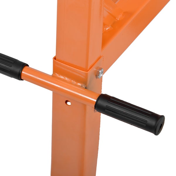 Detailaufnahme eines Sägebocks aus Metall mit orangefarbenem Gestell und schwarzem Kunststoffgriff.