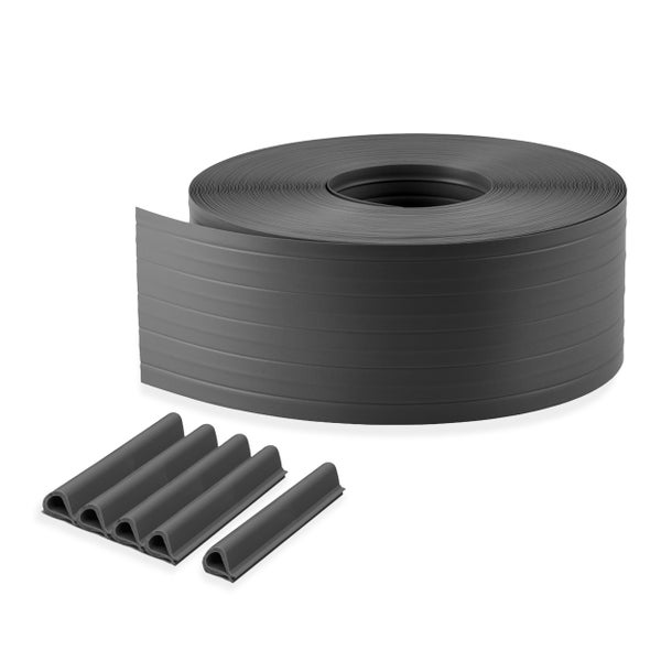 Eine Rolle Rasenkantenband aus Kunststoff inklusive Verbindungsstücken für die Gartengestaltung.