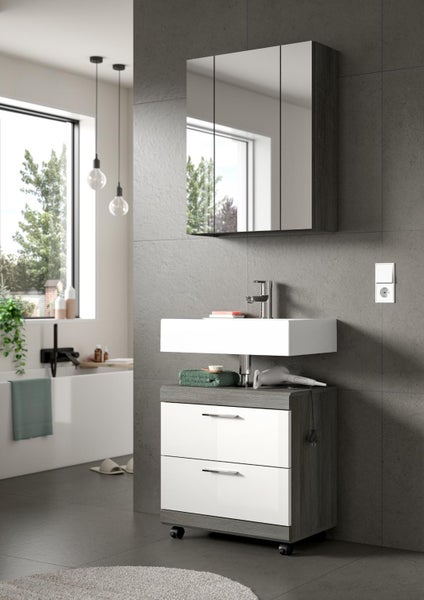 Modernes Badezimmermöbel-Set bestehend aus einem dreitürigen Spiegelschrank, einem weißen Aufsatzwaschbecken und einem Rollunterschrank.
