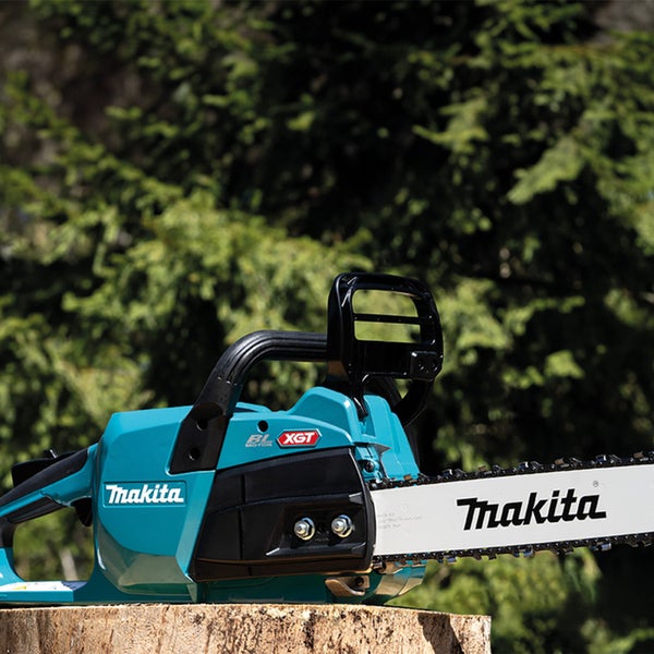 Makita Kettensäge auf einem Holzstumpf