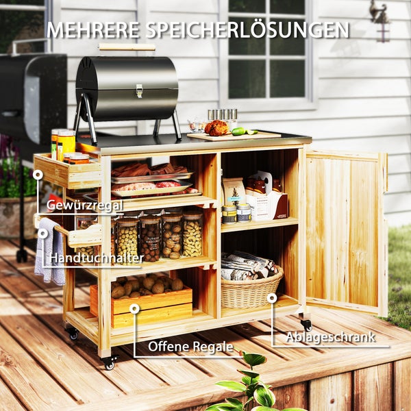 Outdoor-Kücheninsel aus Holz mit Grill, Gewürzregal, Handtuchhalter, offenen Regalen und Ablageschrank auf Rollen.
