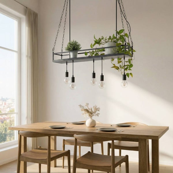 Esszimmer mit Esstisch und Hängeleuchte mit Pflanzen