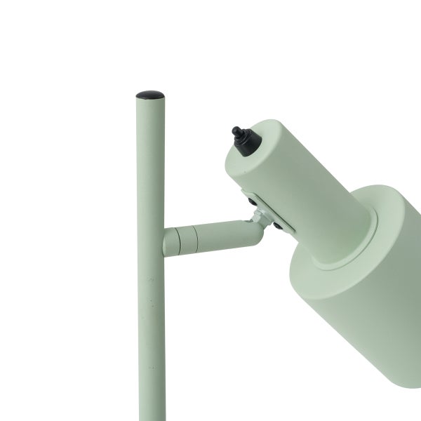 Nahaufnahme einer mintgrünen Metalllampe mit verstellbarem Lampenkopf und schwarzem Kippschalter.