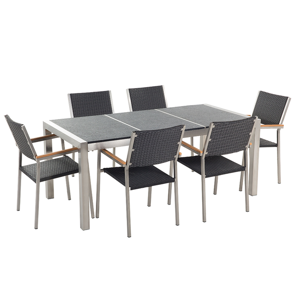 Gartenmöbel-Set bestehend aus einem rechteckigen Edelstahltisch mit Steinplatte und sechs Sesseln mit Polyrattan-Geflecht und Holz-Armlehnen.