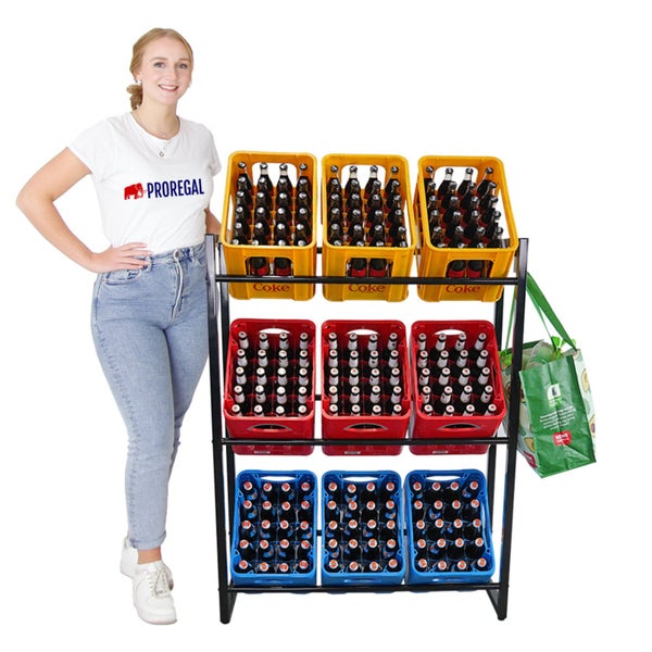 Regal mit gefüllten Getränkekisten und Frau