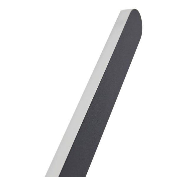 Nahaufnahme eines schmalen LED-Profils mit abgerundeter Spitze, dunkelgrauem Gehäuse und weißem Diffusor.