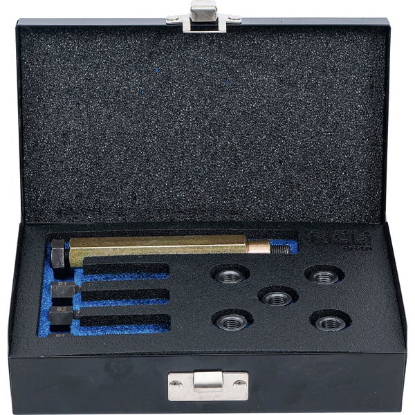 Werkzeugsatz im Metallkoffer mit verschiedenen Werkzeugen zur Reparatur