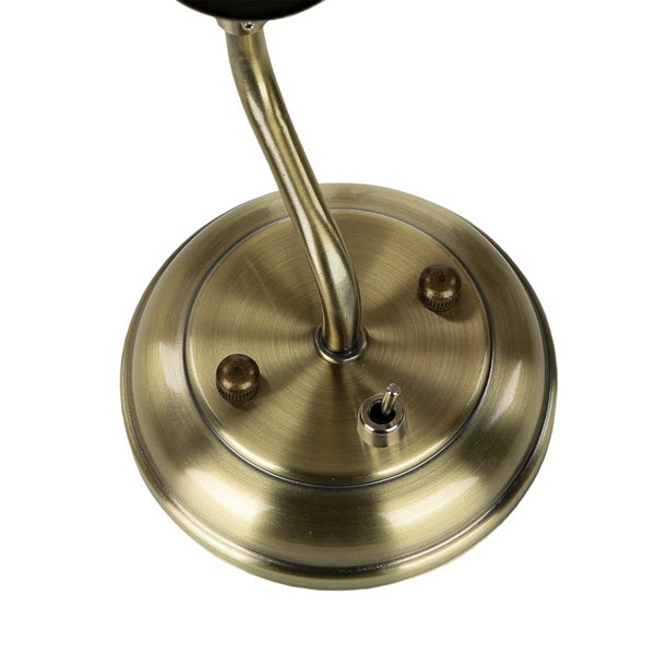 Detailansicht einer Wandleuchte mit Schalter und Befestigungselementen