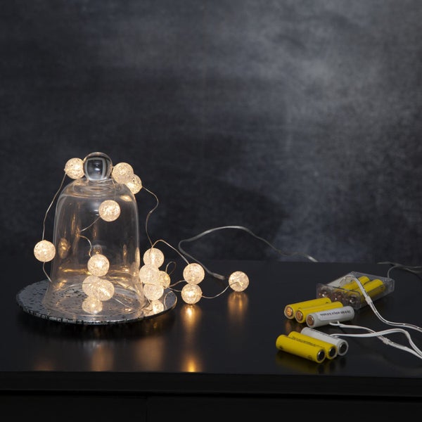 Batteriebetriebene Lichterkette mit Glaskuppel auf einem Tisch