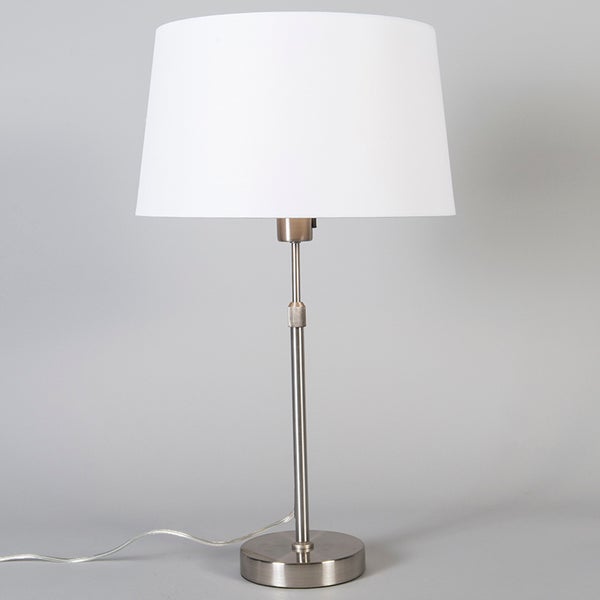 Tischleuchte mit weißem Lampenschirm und Metallfuß