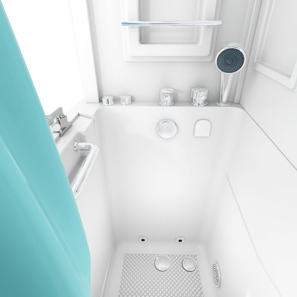 Blick in eine weiße Sitzbadewanne mit verchromten Armaturen, Handbrause, Haltegriff und Massagedüsen für ein barrierefreies Badezimmer.