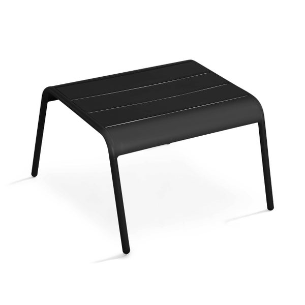 Schwarzer Metall-Beistelltisch für den Außenbereich mit Lattenoberfläche und gebogenen Beinen.