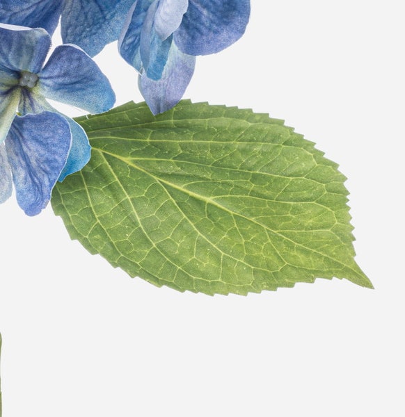 Künstliche Hortensie mit blauen Blüten, zwei grünen Blättern und Stiel.