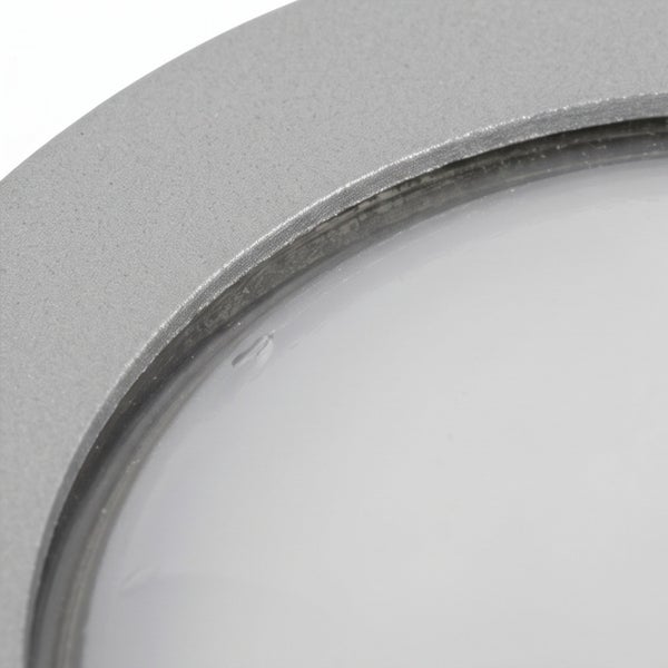 Detailansicht eines runden LED Einbaustrahlers mit Metallgehäuse und milchiger Abdeckung