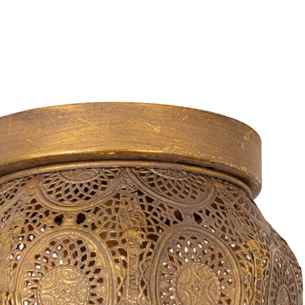 Detailansicht einer goldenen Metalllaterne mit filigranem Muster