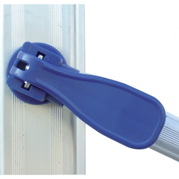 Detailansicht eines blauen Verriegelungshebels aus Kunststoff an einem Aluminiumprofil.