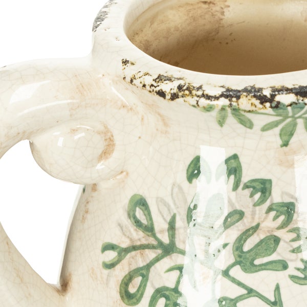 Detailansicht einer Keramikvase mit Henkel, Krakelee-Glasur, Blättermotiv und künstlichen Gebrauchsspuren am Rand.