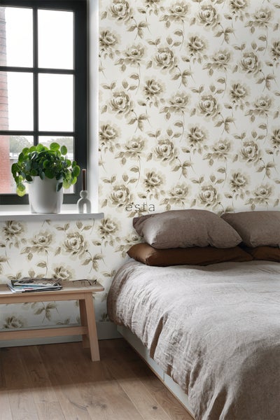 Schlafzimmer mit Tapete mit Blumenmuster, Bett und Nachttisch