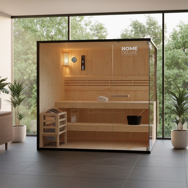 Moderne Heimsauna aus Holz mit Glasfront in einem hellen Raum mit großen Fenstern und Blick ins Grüne, inklusive Home Deluxe Logo.