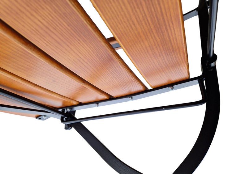 Detailansicht der Unterseite einer Sitzfläche mit Holzlatten und einem schwarzen Metallgestell sowie Verschraubungen.