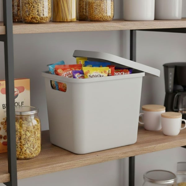 Regal mit Vorratsgläsern und einer Aufbewahrungsbox mit Deckel