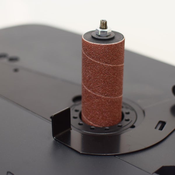 Spindelschleifer mit Schleifhülse auf schwarzer Basis