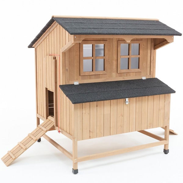 Hühnerstall aus Holz mit Satteldach aus Dachpappe, zwei Fenstern, einer Hühnerleiter und einem Anbau für Nester.