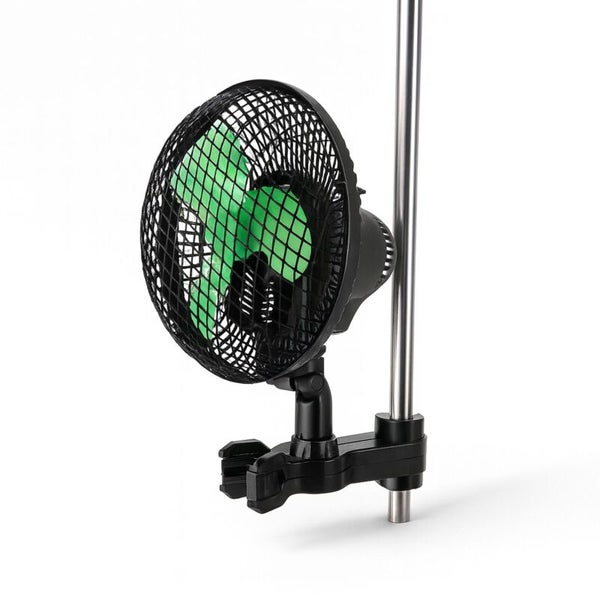 Clip-Ventilator mit grünen Rotorblättern und schwarzem Schutzgitter, befestigt an einer Stange.