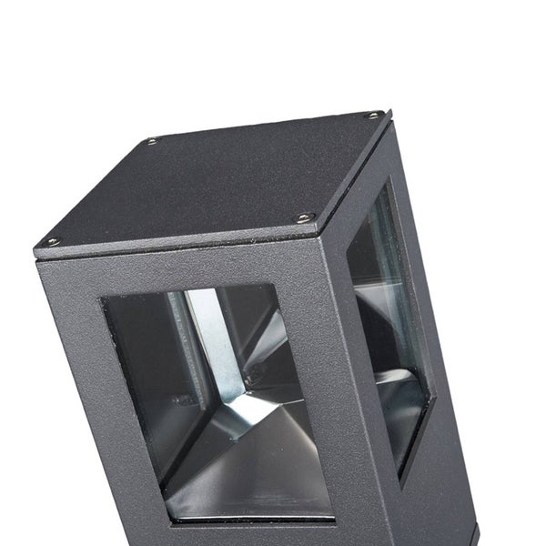 Detailansicht einer modernen, quadratischen Außenleuchte aus anthrazitfarbenem Metall mit Glaseinsätzen.