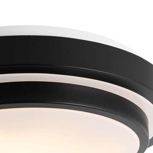 Nahaufnahme einer runden Deckenleuchte mit schwarz-weißem Schichtdesign an der Seite.