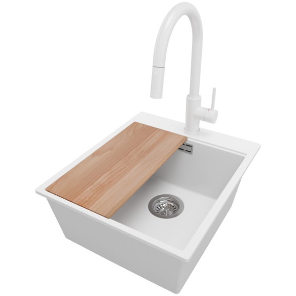 Spüle mit Holzzuschnittbrett und Wasserhahn