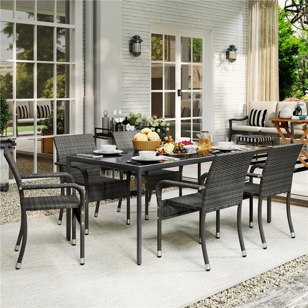 Garten-Essgruppe bestehend aus einem rechteckigen Tisch und sechs Armlehnenstühlen aus Polyrattan auf einer hellen, geräumigen Terrasse.