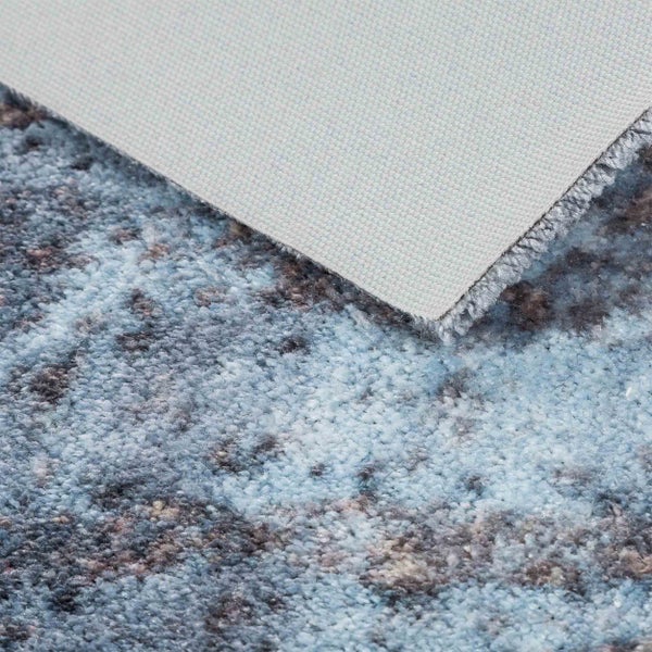 Detailansicht der Teppichrückenbeschichtung und der Oberflächenstruktur eines Teppichs mit gemustertem Flor.