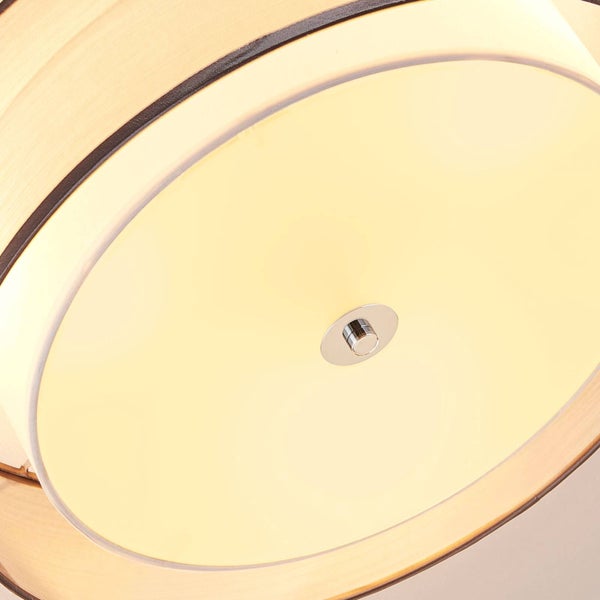 Runde Deckenleuchte mit Schirm aus Textil und zentralem Befestigungselement.