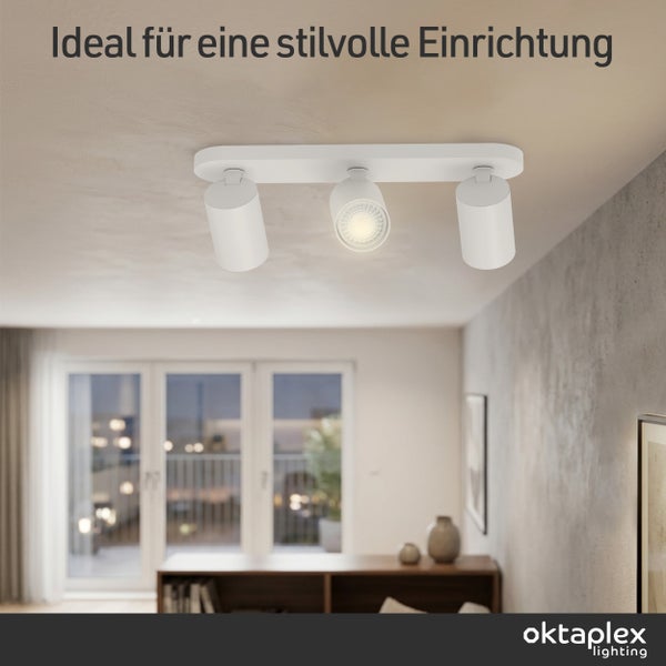 Moderne dreiflammige Deckenleuchte mit Spots in einem hellen, stilvoll eingerichteten Raum. oktaplex lighting Logo.