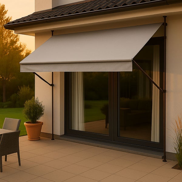 Terrasse mit Markise zum Sonnenschutz an einem Haus