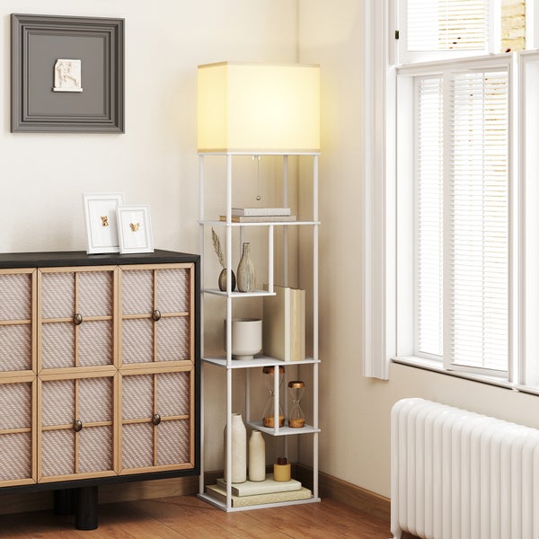 Moderne Stehleuchte mit integriertem Regal in Weiß, quadratischer Stoffschirm, in einem hellen Wohnzimmer neben einer Kommode.