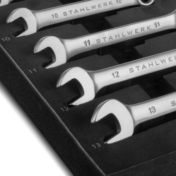 Mehrere Schraubenschlüssel in einer Werkzeugablage