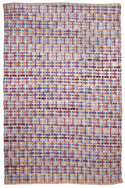 Bunter gewebter Teppich aus Textil mit Streifenmuster und Karostruktur.