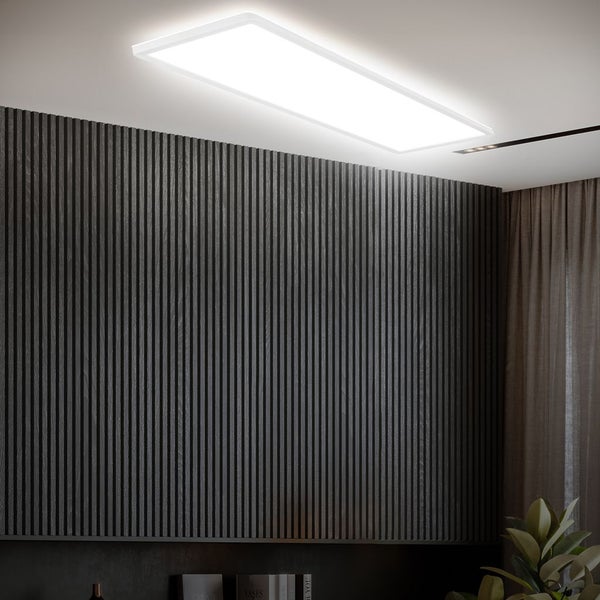 Modernes rechteckiges LED-Deckenpanel in einem Raum mit dunkler Lamellenwand und Vorhängen.