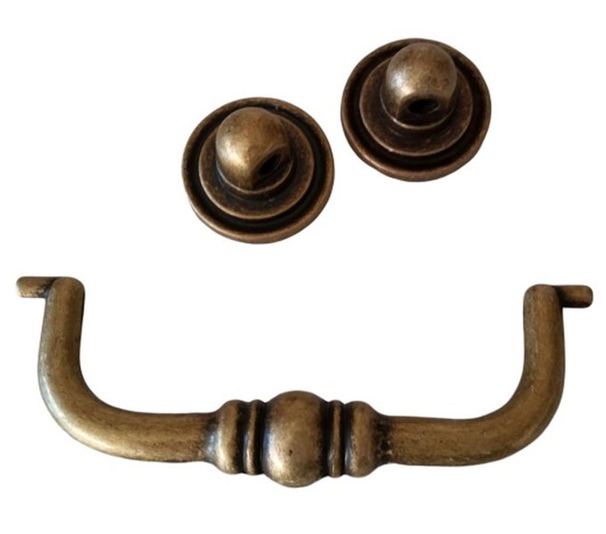 Set mit antikem Möbelgriff und zwei runden Befestigungspunkten in Metalloptik für Schubladen und Schränke