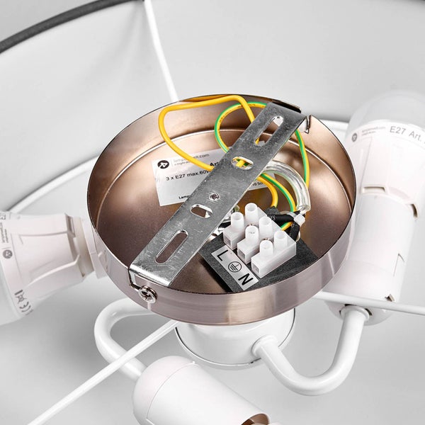 Innenansicht einer Deckenleuchten-Halterung mit Metallbügel, Lüsterklemme, Verkabelung und E27 Fassungen.