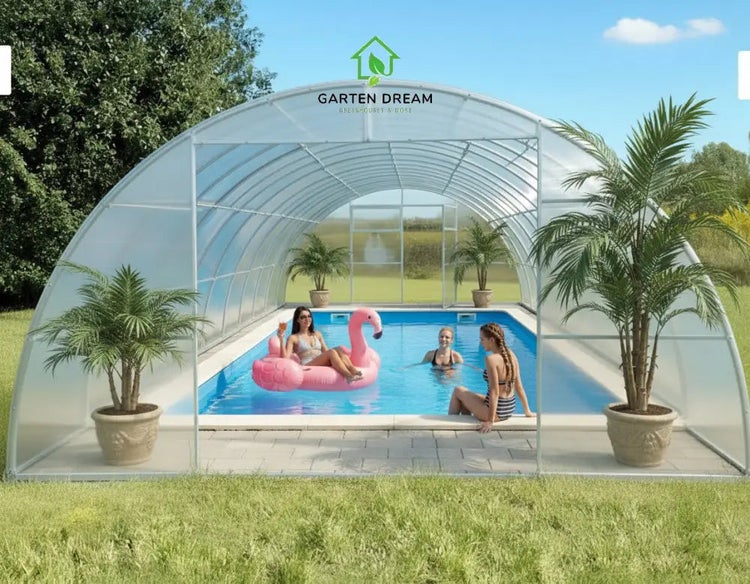 Transparente, bogenförmige Poolüberdachung aus Polycarbonat über einem hellen Poolbereich im Garten mit Palmen und Garten Dream Logo.