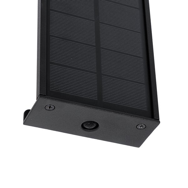 Nahaufnahme eines schwarzen Solarmoduls mit integriertem Ein- und Ausschalter am Gehäuse.