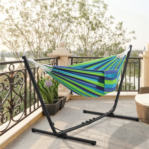 Gestreifte Hängematte mit Gestell auf einem Balkon