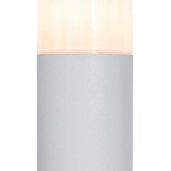 Nahaufnahme einer zylindrischen Außenleuchte mit grauem Metallsockel und beleuchtetem Diffusor.