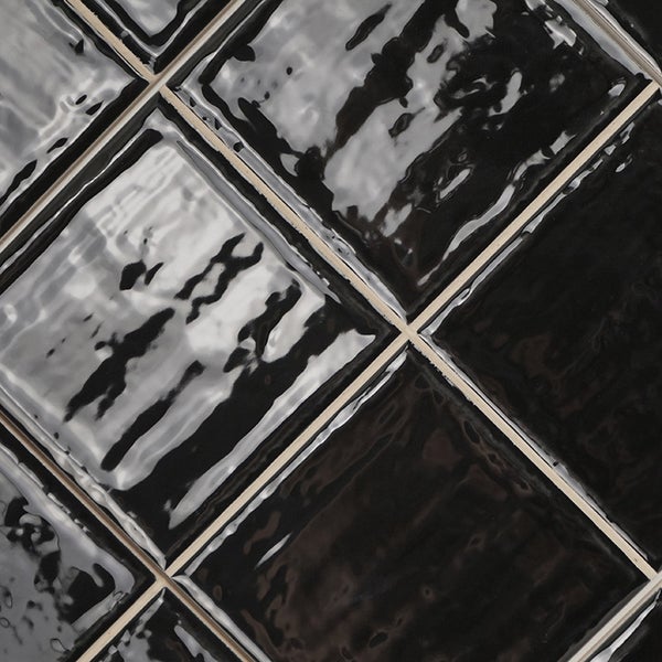 Wandfliesen im Quadratformat mit strukturierter Oberfläche und Glanzfinish.